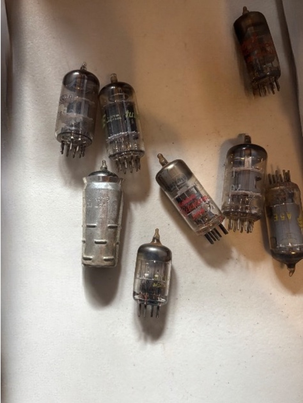 8 VINTAGE ELECTRONIC VACUUM TUBES